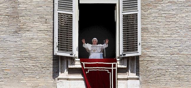 Benedicto XVI saluda desde el Vaticano./ Alessandro Di Meo (Efe)