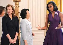 Michelle Obama habla con Valerie Trierweiler, pareja de Hollande, y Hitomi, esposa del primer ministro japonés. / J. Samad (Afp)