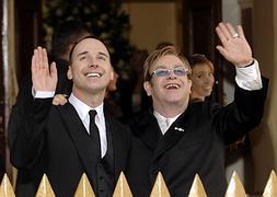 El cantante británico Elton John y su pareja, David Furnish. / Archivo