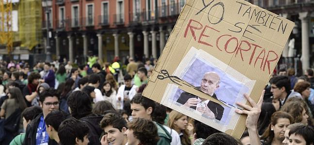 Estudiantes protestan contra la Lomce. / Foto: Nacho Gallego (Efe) | Vídeo: Atlas