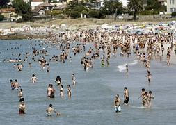 Turistas bañándose en las playas de la costa española. / Foto: Efe