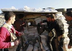 Combatientes del Ejército sirio preparan armas en Aleppo. / Reuters
