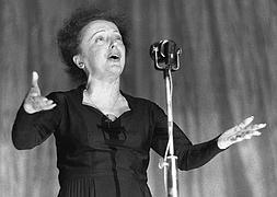 Edith Piaf, durante una actuación en el Olympia. / Afp