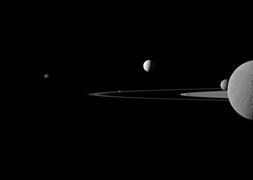 La sonda Cassini ha fotografiado a las cinco lunas de Saturno junto al planeta. / ESA