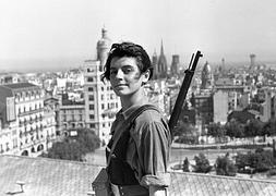 Marina Ginestá, fotografiada en la azotea del hotel Colón de Barcelona en 1936. / Juan Gumán (Efe)