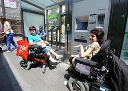 Dos personas en silla de ruedas esperan para coger un tranvía. / I. Onandia