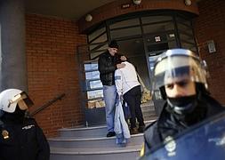 Una vecina de Madrid es confortada tras ser desahuciada por la policía. / Archivo