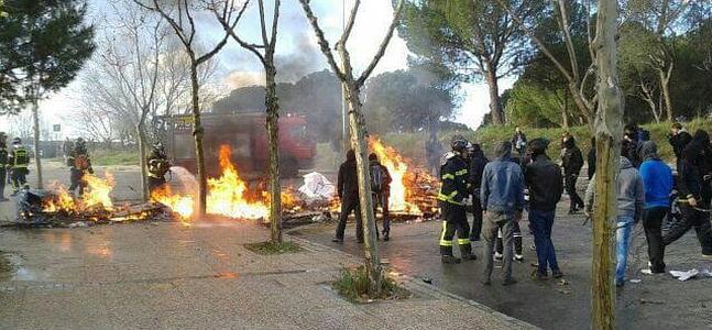 Imagen de las barricadas levantadas junto a la Facultad de Historia de la Complutense. / Foto: Cristian Serrano (Efe) | Vïdeo: Atlas