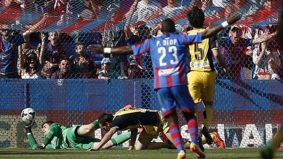 Diop celebra su gol ante el Atletico. 