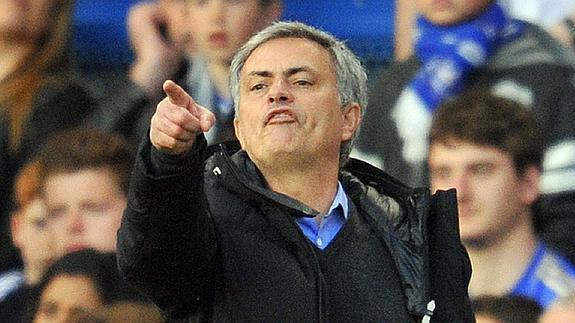 Mourinho gesticula en un partido. 
