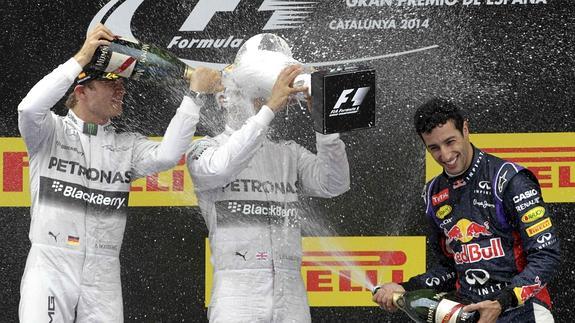 Nico Rosberg baña en champán a su compañero Lewis Hamilton. 