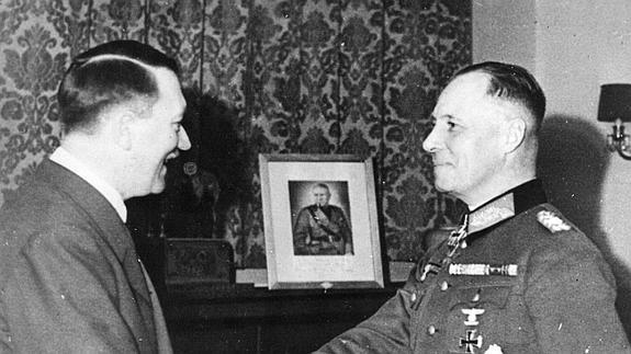 Hitler recibe a Rommel en Berlín tras una de sus victorias. 