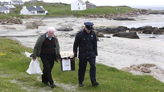 Dos operarios trasladan la urna de una isla irlandesa 