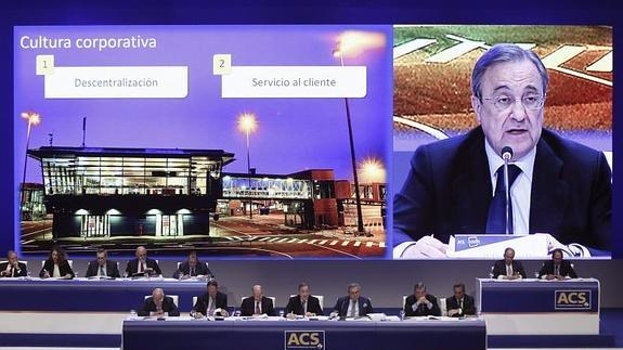 El presidente de ACS, Florentino Pérez (c)