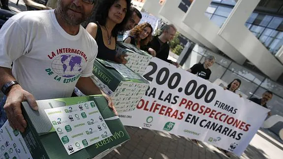 Representantes de las organizaciones ecologistas, con las firmas.