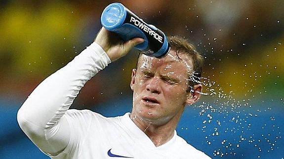 Rooney se refresca la cabeza durante un partido. 