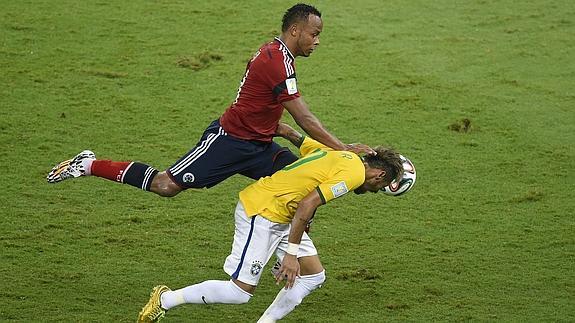 Zúñiga (i) y Neymar (d), en la acción de la lesión. 