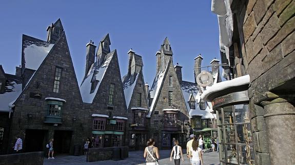 Vista del pueblo de Hogsmeade recreado en el parque temático de Orlando. / 