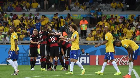 Los alemanes celebran uno de los goles ante unos abatidos brasileños. 