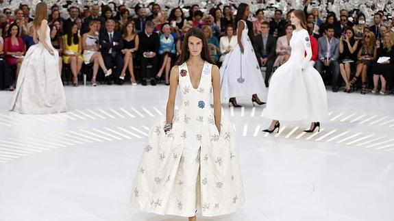 Varias modelos presentan una creación de Raf Simons para Christian Dior. 