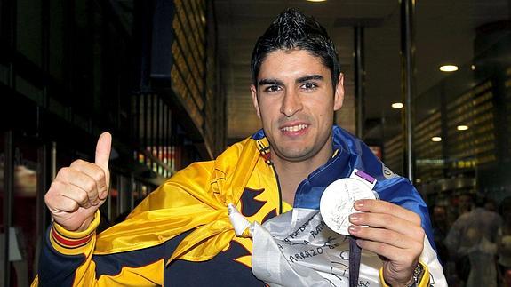 Nicolás García posa con la medalla de plata obtenida en los Juegos Olímpicos de Londres. 