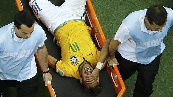 Neymar, en camilla el día de su lesión. 