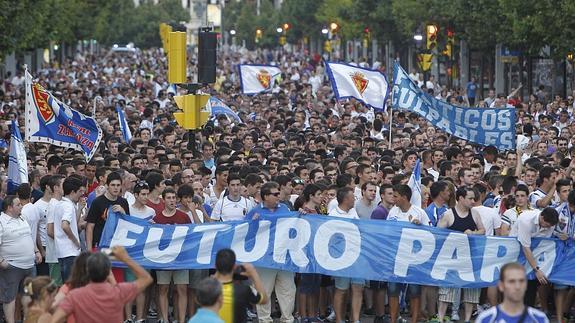 Seguidores del Zaragoza, en una manifestación para reivindicar el futuro del club. 