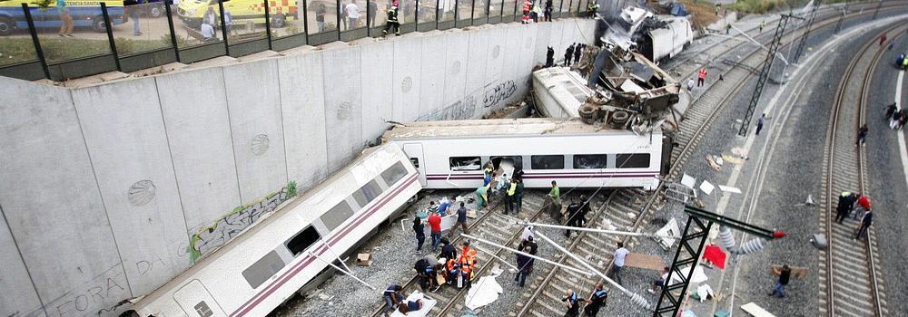 Bomberos, policias y personal sanitario rescatan a las víctimas en el lugar de la tragedia
