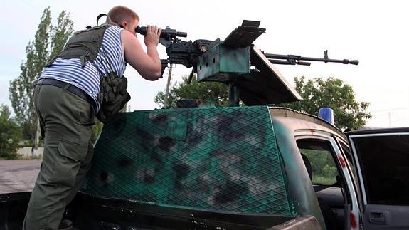 Un soldado separatista permanece en un puesto de control. 