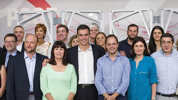 El secretario general del PSOE, Pedro Sánchez (c), la presidenta del partido socialista, Micaela Navarro (3i-abajo), y el secretario de Organización, César Luena (3d-abajo), posan para la foto de familia junto a la nueva Ejecutiva Federal del PSOE. Efe