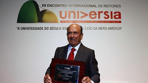 El presidente del Banco Santander, Emilio Botín, posa tras recibir el premio Ignacio Ellacuría de la Asociación Universitaria Iberoamericana de Posgrados. 