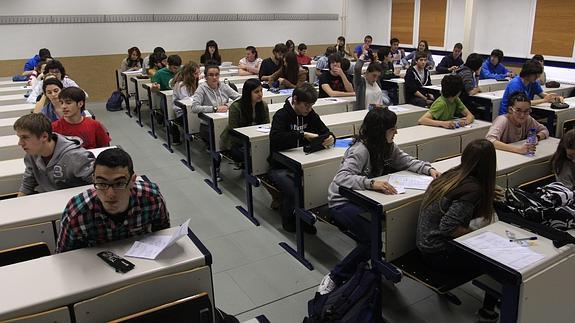 Estudiantes examinándose de la selectividad. 