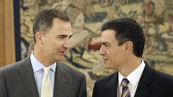 Felipe VI saluda a Pedro Sánchez.