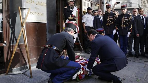 Hollande deposita una corona de flores en homenaje a Jean Jaurè. 