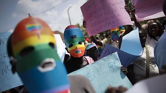 Varios miembros de la comunidad LGBT durante una manifestación contra la ley "antihomosexual" en Uganda