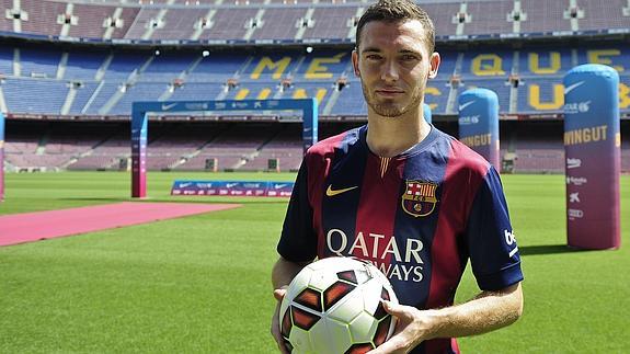 Vermaelen posa como nuevo jugador del Barça. 