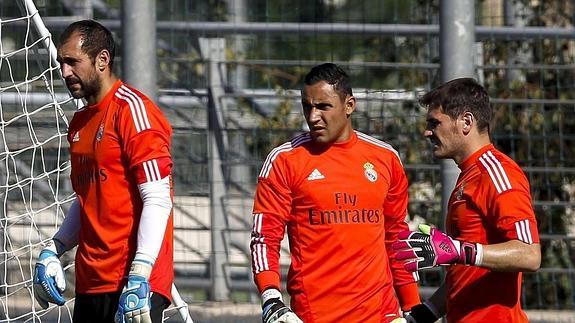 Keylor Navas (c), Diego López (i) e Iker Casillas, durante un entrenamiento . 