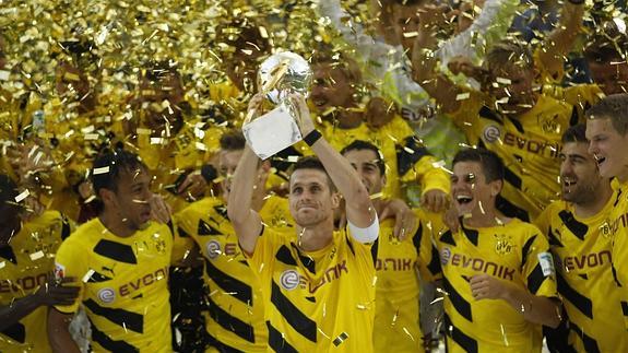 Sebastian Kehl levanta el trofeo de campeón de la Supercopa alemana. 