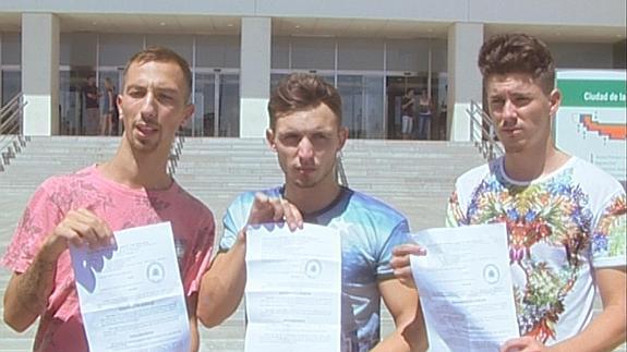 Tres de los jóvenes, esta mañana en la Ciudad de la Justicia. 