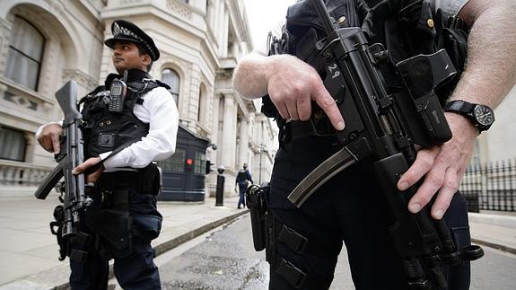 Policías armados en la residencia del primer ministro en Londres.