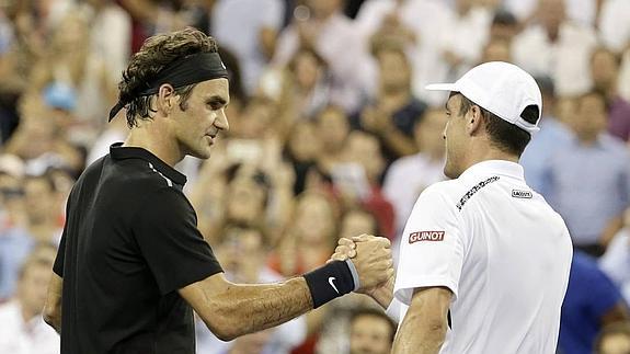 Federer y Bautista se saludan al final del partido, que acabó con victoria del suizo. 