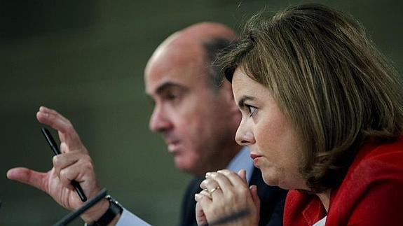 De Guindos, junto a Sáenz de Santamaría. 