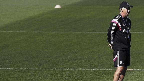 Ancelotti observa el entrenamiento de los suyos. 