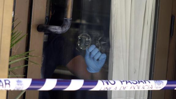 Miembros de la Policia Cientifica toman huellas. 