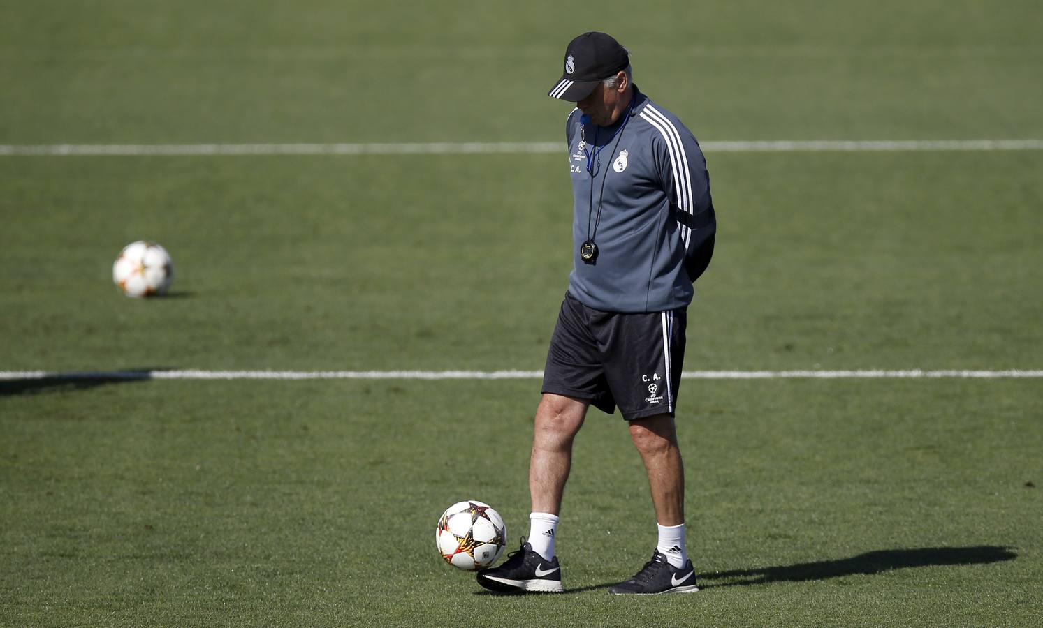 Ancelotti medita durante el entrenamiento blanco en Valdebebas. 