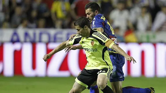 Gabi (Zaragoza) y Xavi Torres (Levante) durante el partido. 