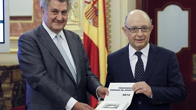 Montoro (d) entrega a Posada el proyecto de ley de Presupuestos Generales del Estado para 2015.