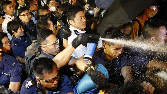 Un policía utiliza el gas pimienta. 