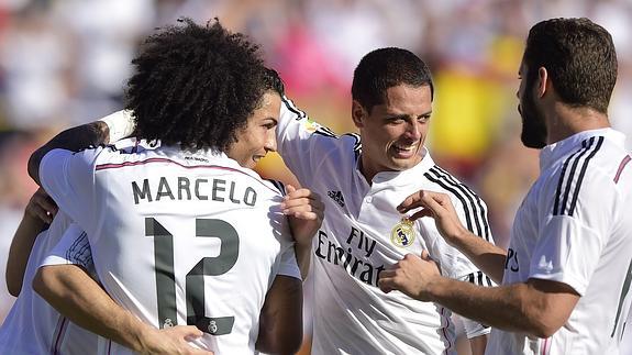 Los jugadores celebran el primer gol. 