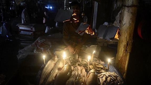 Un puesto de pescado con velas. 